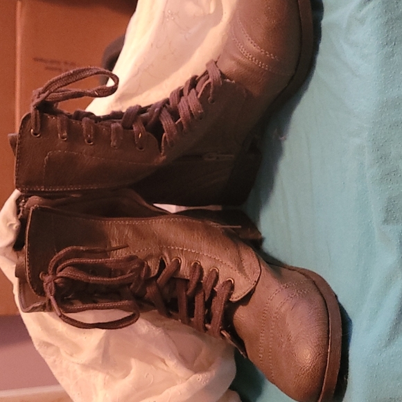 Shoes - NWOT Vegan Boots 90s